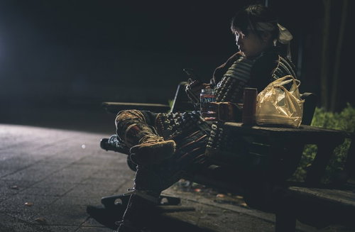 出番前に公園のベンチで日本酒を飲みながら腹ごしらえする侍