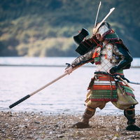海岸で大鎧を纏い棍棒を振りかざす侍の勇姿の写真