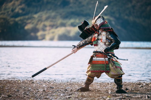 海岸で大鎧を纏い棍棒を振りかざす侍の勇姿