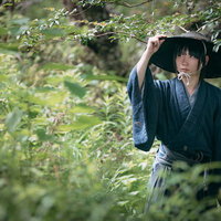 藪の中で周囲を警戒する袴姿の侍が刀を携えて身を潜めるの写真