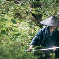 つまらぬ物を切ってしまった...。網代笠をかぶった侍の写真