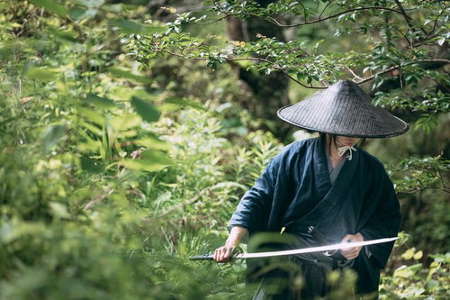 つまらぬ物を切ってしまった...。網代笠をかぶった侍