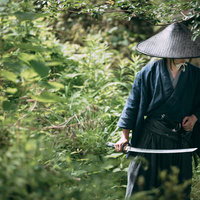 殺気を感じ藪の中で刀を構える侍の写真