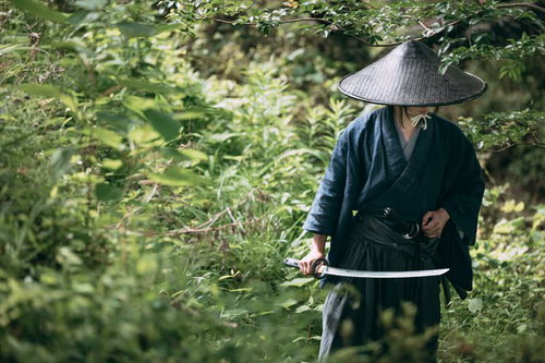 殺気を感じ藪の中で刀を構える侍