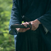 刀の柄に手をかける武士の抜刀前の構えと戦闘姿勢の写真