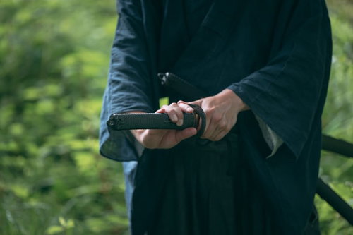 刀の柄に手をかける武士の抜刀前の構えと戦闘姿勢