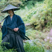 抜いた日本刀を肩にかける網代笠の武士の姿の写真