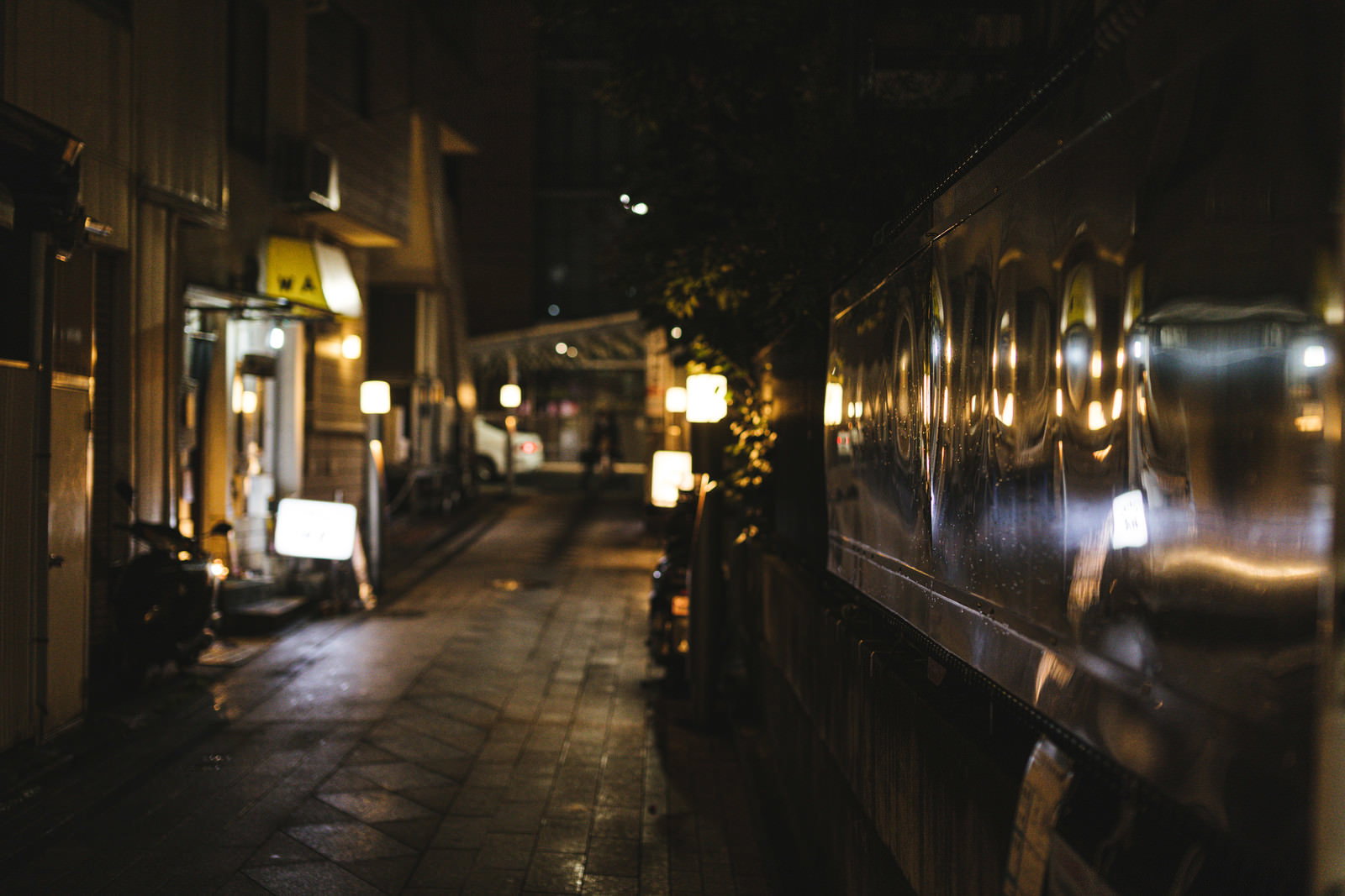 ランタンが並ぶ夜の路地裏