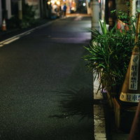 野毛の路地に置かれた駐車禁止のオレンジ色コーンの写真