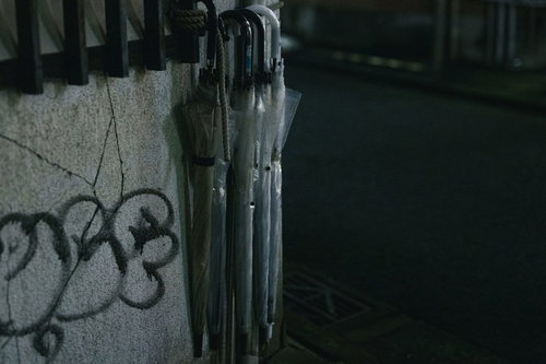 放置された無数のビニール傘