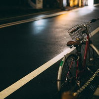 雨上がりの路地に止めた自転車の写真