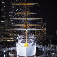 夜の日本丸、横浜みなと博物館のライトアップされた帆船の写真