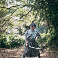 周囲を警戒する長巻を手に取る袴姿の侍の構えの写真