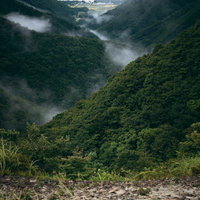 山霧が残る御霊櫃峠の登山道、福島県郡山市の山間風景の写真