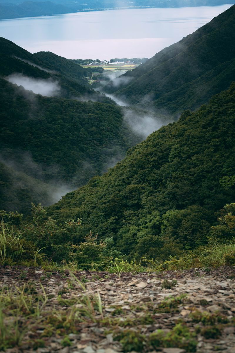 山霧が流れる御霊櫃峠の山間風景と登山道［モデル：まーこ］