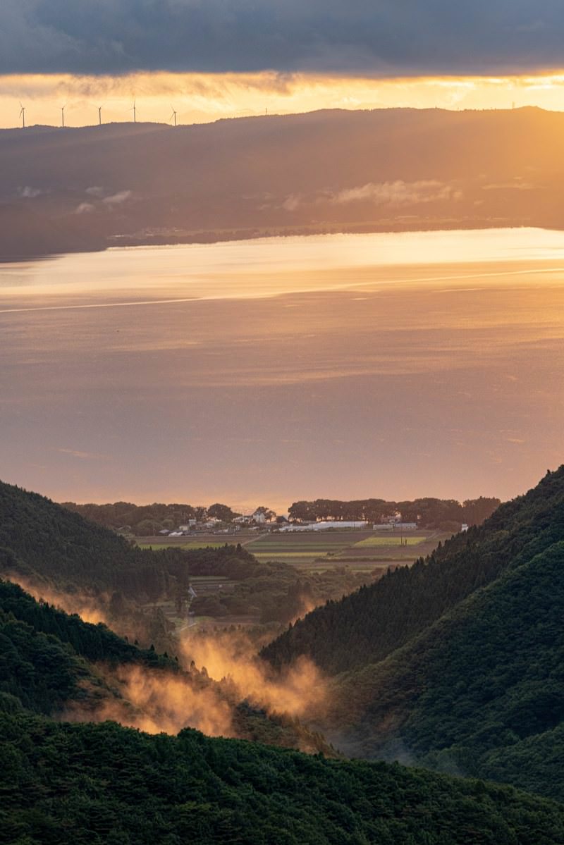 御霊櫃峠から見下ろす猪苗代湖の夕暮れ風景