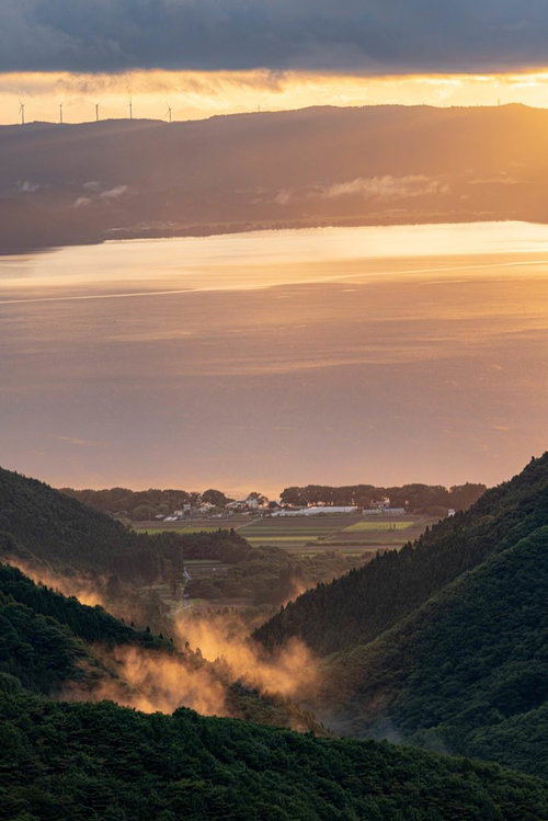 御霊櫃峠からの夕景に見る山間の景色と猪苗代湖