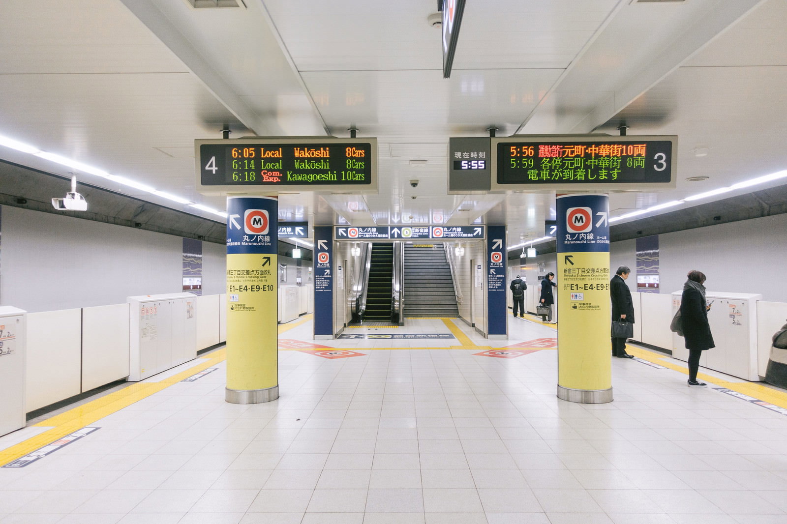 早朝の新宿三丁目駅ホームとエスカレーター