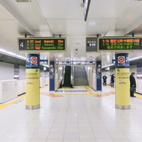朝6時前の新宿三丁目駅ホーム、副都心線の早朝風景の写真