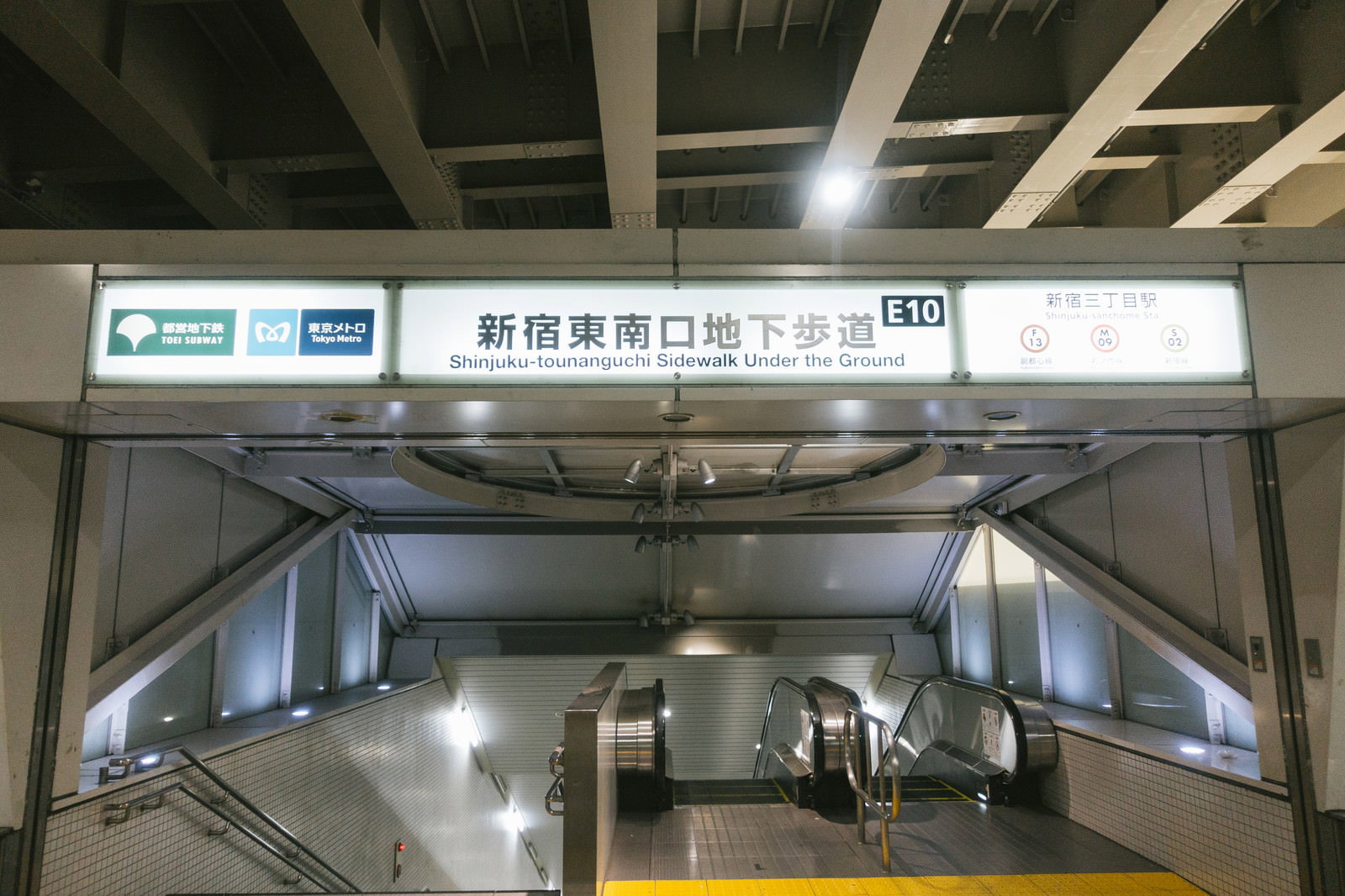 バスタ新宿への高速バス・タクシー案内板