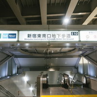 バスタ新宿への案内表示と矢印、階数表示が記載された施設内サインの写真