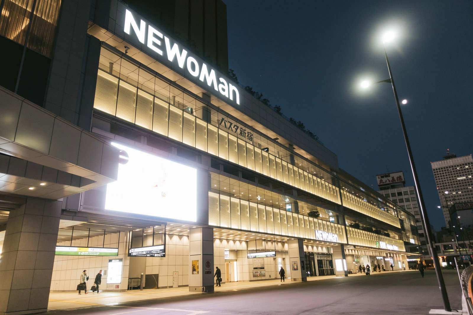 夜明け前のバスタ新宿・NEWomanの外観