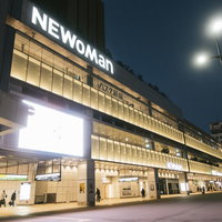 夜が明ける前のバスタ新宿の夜景、新宿駅前の早朝風景の写真