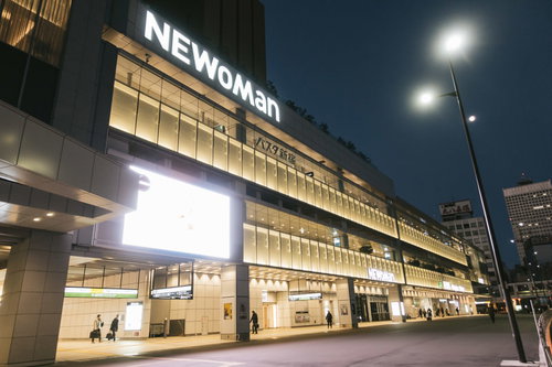 夜が明ける前のバスタ新宿の夜景、新宿駅前の早朝風景