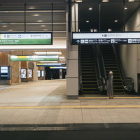 JR新宿駅からバスタ新宿入口への階段と案内板の写真