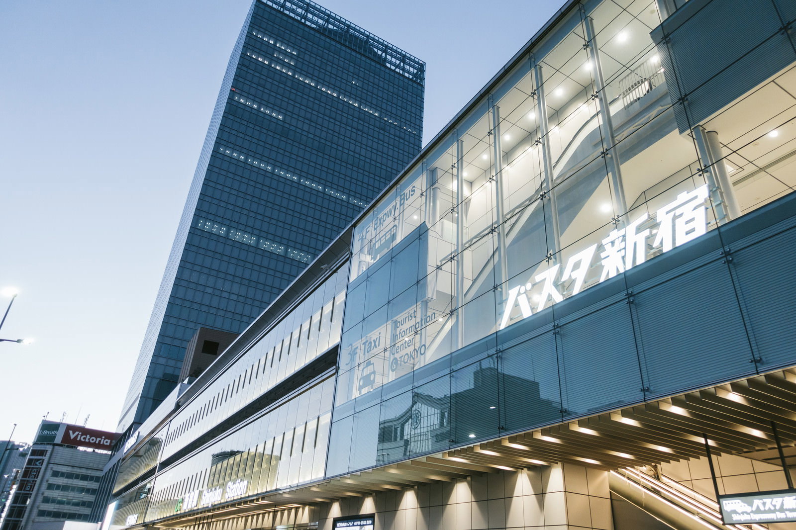 見上げた角度のバスタ新宿外観・夕暮れ時