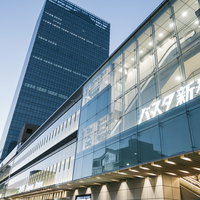 バスタ新宿駅の現代建築と大規模交通ターミナルの外観の写真