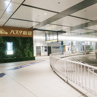 バスタ新宿の3階通路と格子天井の照明風景の写真