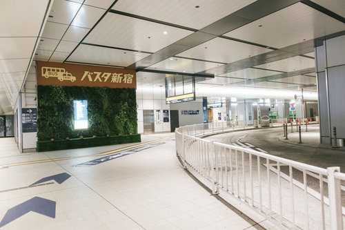 バスタ新宿の3階通路と格子天井の照明風景