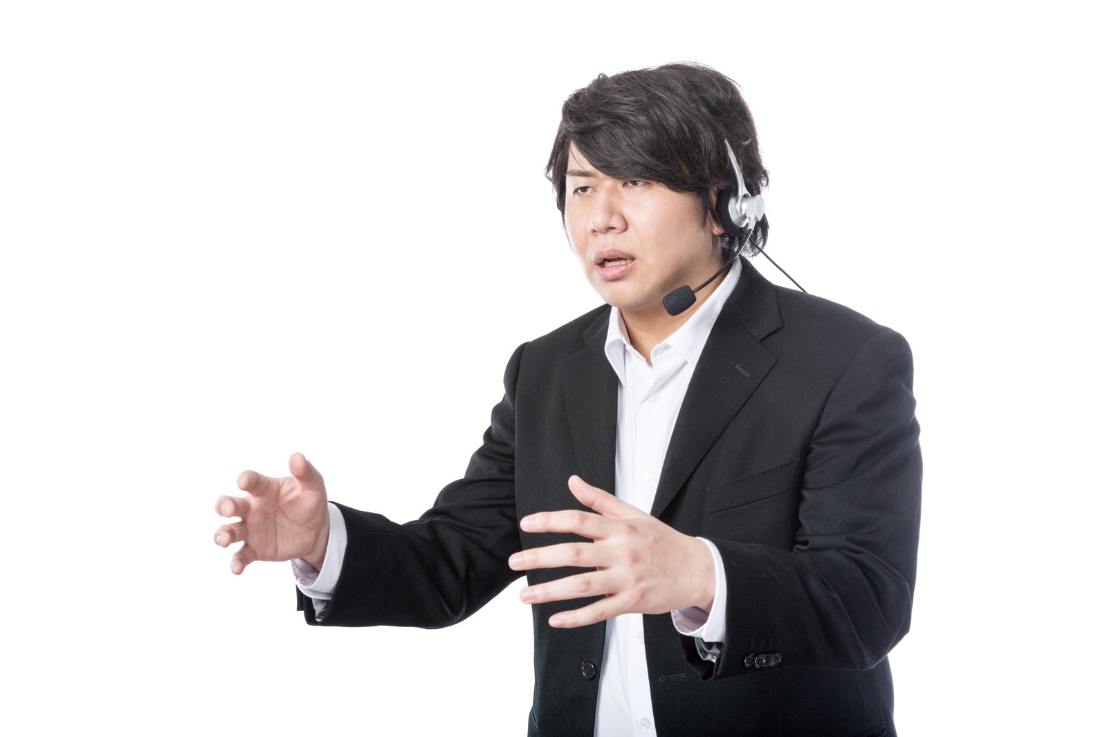 ヘッドセットを装着してコールセンター業務をしながらろくろを回す黒いスーツの男性［モデル：あまのじゃく］