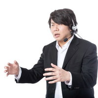 ヘッドセットを装着してお客様サポートをしながらろくろを回すエンジニアの写真