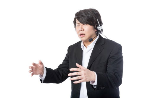 ヘッドセットを装着してお客様サポートをしながらろくろを回すエンジニア