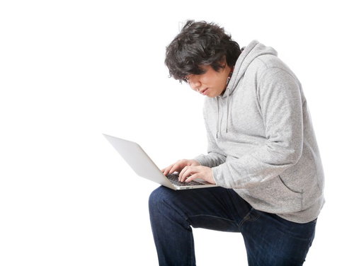 ノートパソコンで原稿を書き起こすプロライター