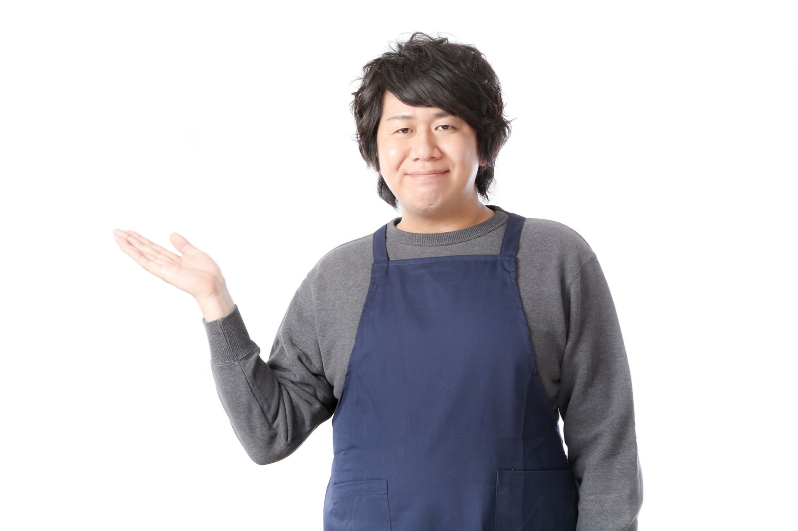 コンビニ店員が左手を開いておすすめ商品を案内している［モデル：あまのじゃく］