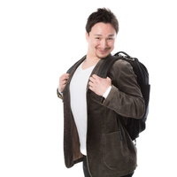 ガッツポーズする白衣の女性の写真