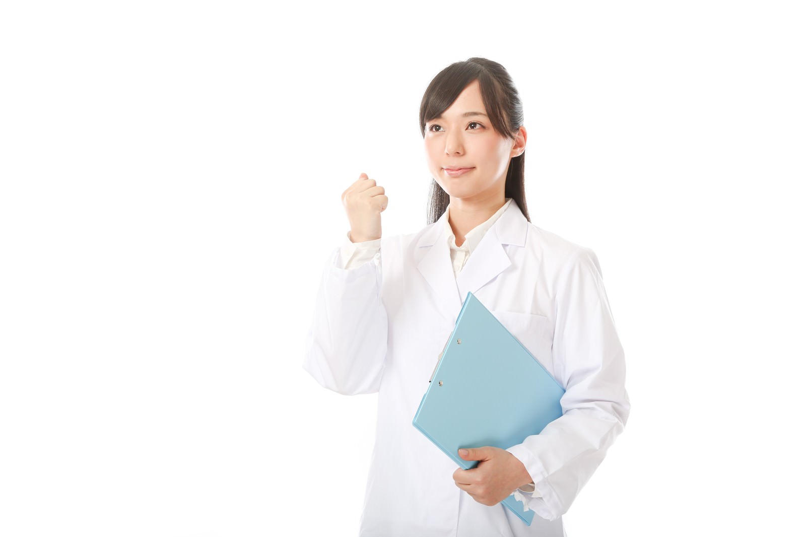 白衣を着た女性がガッツポーズで左手にクリップボードを持っている［モデル：さとうゆい］