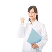 明日を夢見る管理薬剤師見習い、ガッツポーズで決意を示すの写真