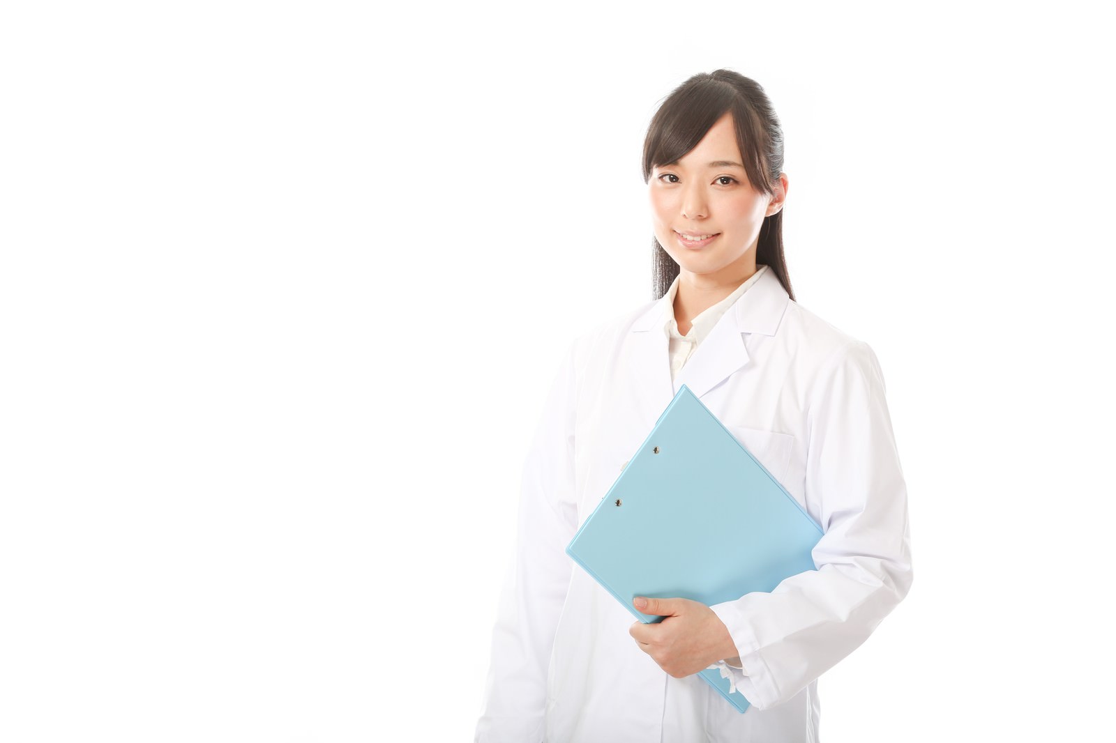カルテを持ち笑顔で立つ白衣の女性医者［モデル：さとうゆい］