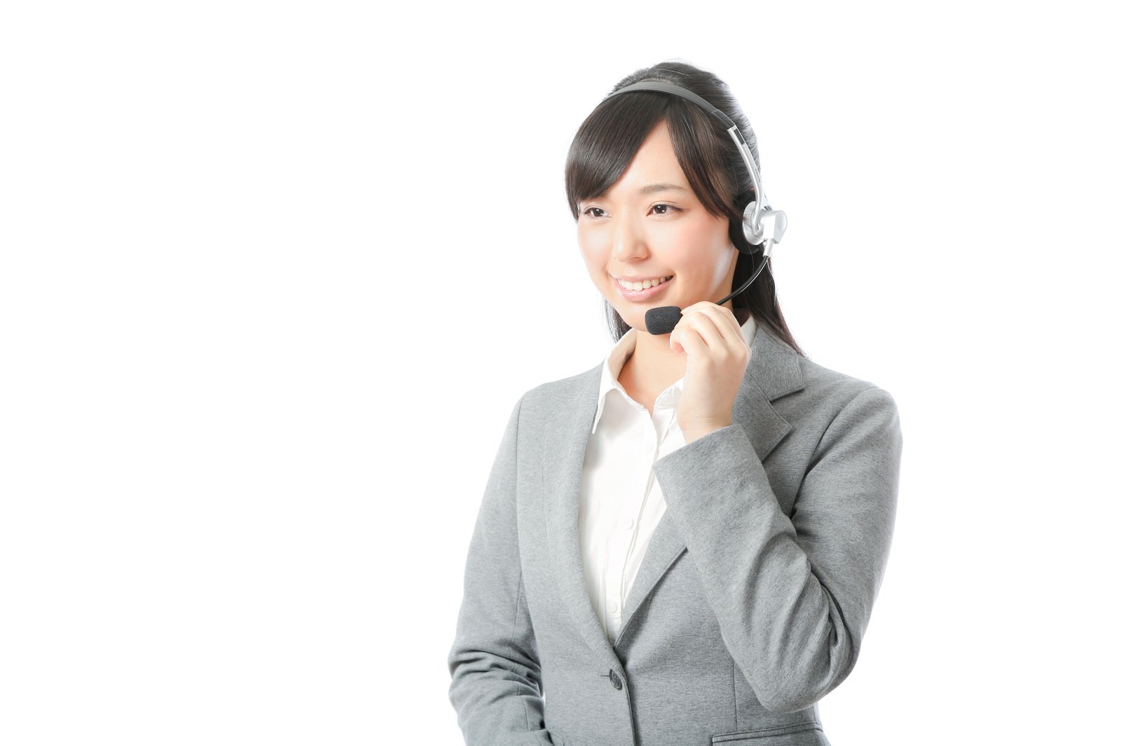 ヘッドセットを装着し笑顔で対応する女性コールセンターオペレーター［モデル：さとうゆい］
