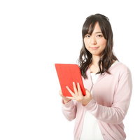 赤いタブレットで予定をチェックする広報女子の写真