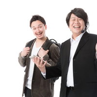 語学力とコミュニケーションスキルをフル活用する通訳男性の写真