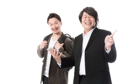 語学力とコミュニケーションスキルをフル活用する通訳男性