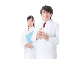 正確無比な調剤を行う管理薬剤師と薬局スタッフの写真