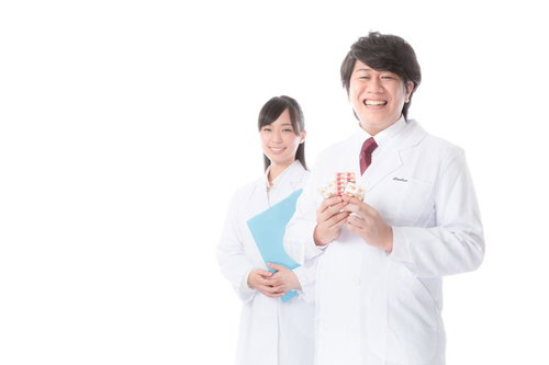 正確無比な調剤を行う管理薬剤師と薬局スタッフ