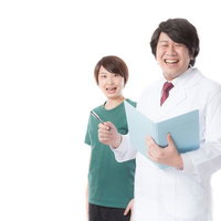 医薬品の研究現場でサポートする治験コーディネーターと看護師の写真