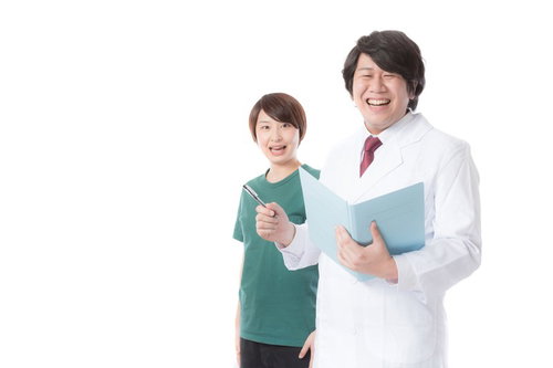 医薬品の研究現場でサポートする治験コーディネーターと看護師